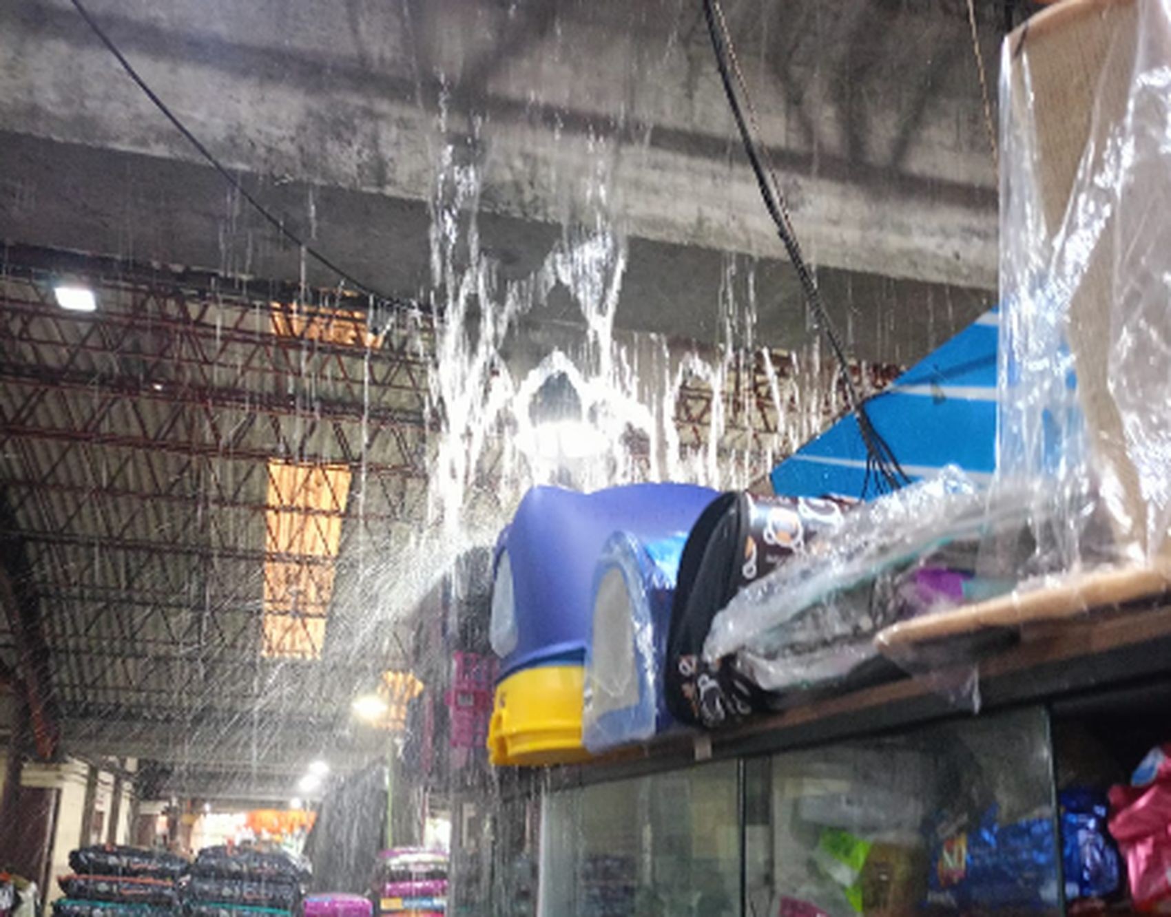 Chuva provoca transtornos em mercado municipal de Aracaju 