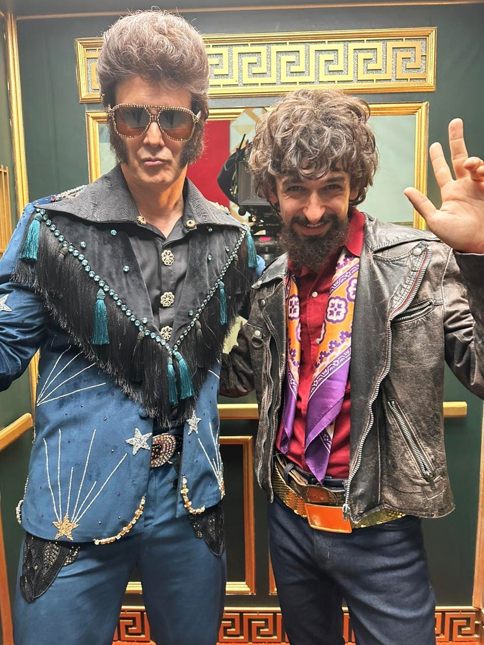 Supla (à esquerda) aparece caracterizado como Elvis Presley ao lado de Ravel Andrade, ator que interpreta Raul Seixas — Foto: Ariela Bueno / Divulgação