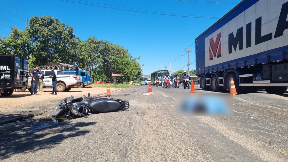 Homem morre em acidente com moto e caminhão na Zona Sudeste de Teresina — Foto: Pedro Lima/g1