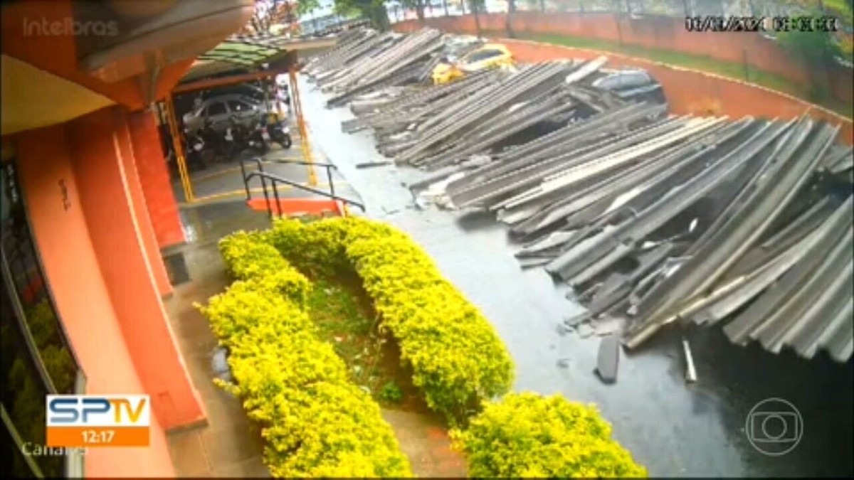 VÍDEO: Cobertura de estacionamento desaba sobre carros em condomínio na Zona Leste de SP