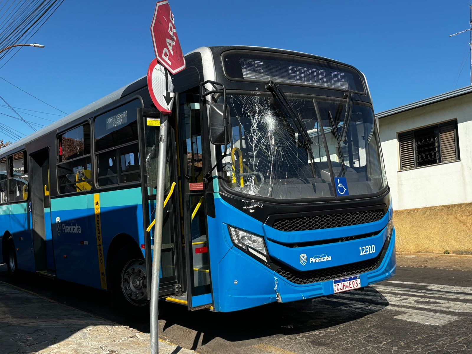 Motorista perde controle de ônibus do transporte público de Piracicaba e atinge placa de trânsito 