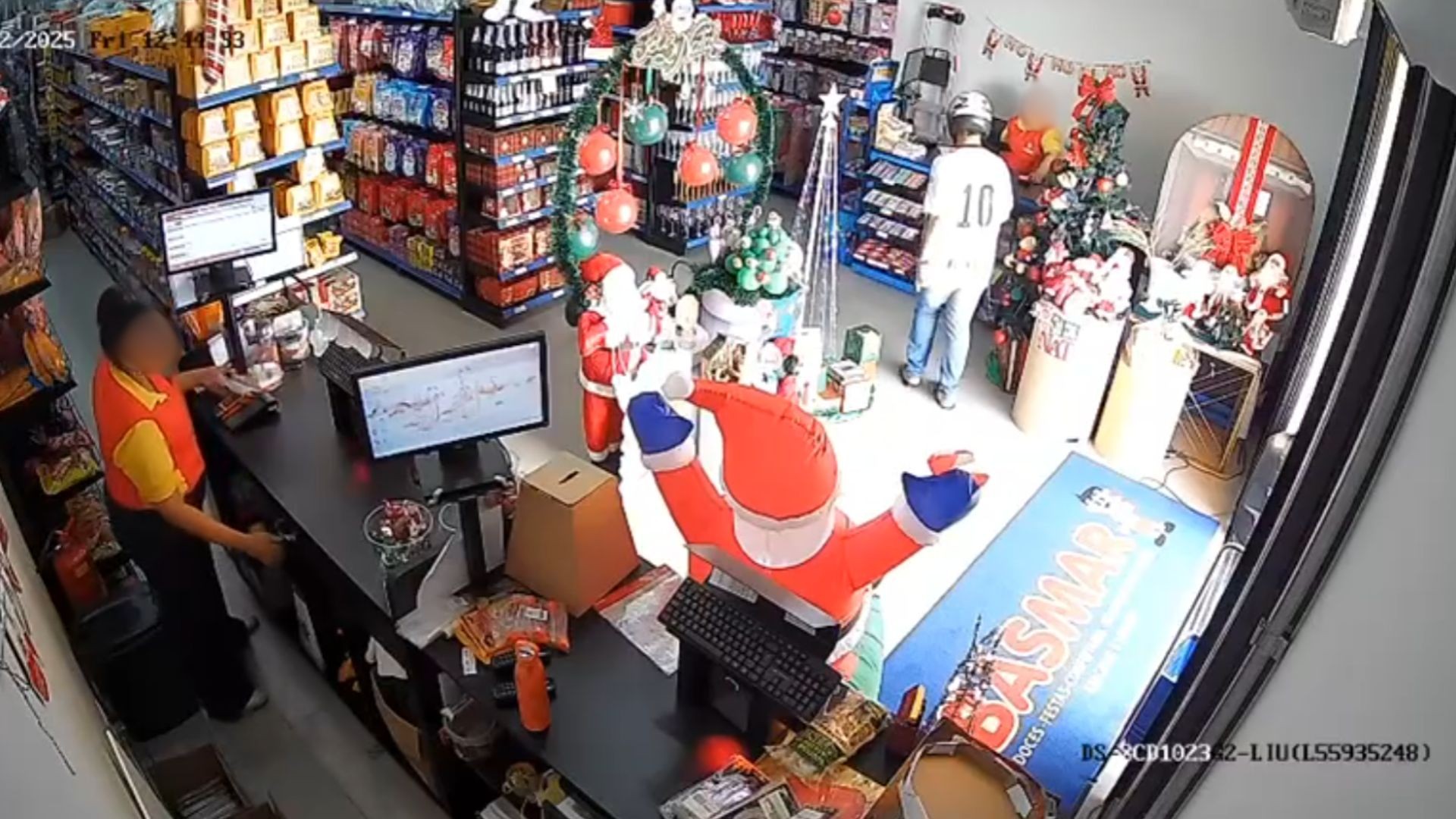 Câmeras flagram homem rendendo funcionárias e roubando loja de doces e artigos para festas 