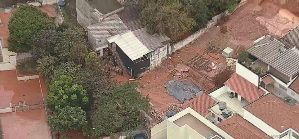 Rompimento de tubulação forma 'rio de lama', alaga casas e prédio e interdita rua na Freguesia do Ó, na Zona Norte de SP 