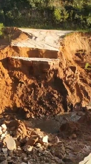 Moradores ficam ilhados após chuva derrubar ponte em Natividade da Serra