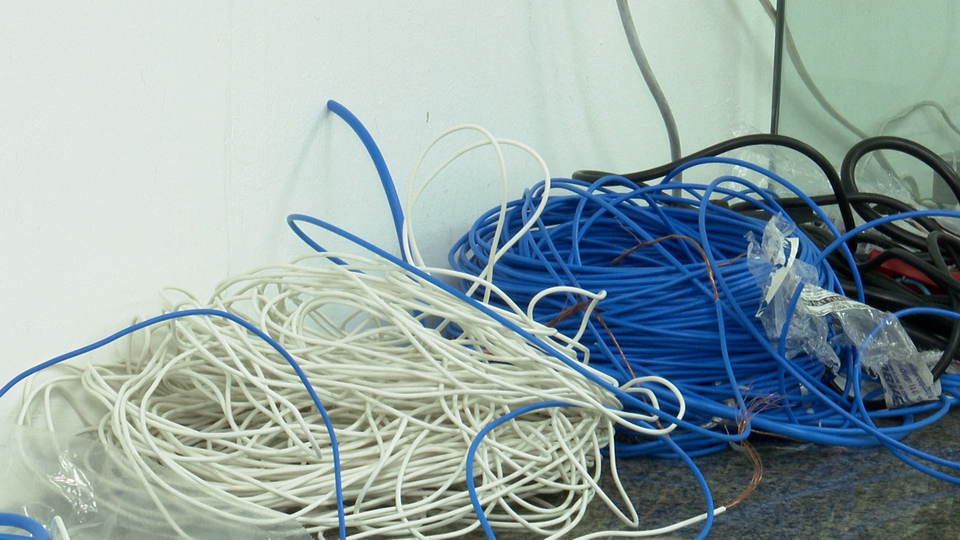 Fios irregulares são encontrados em condomínio no Turu, em São Luís