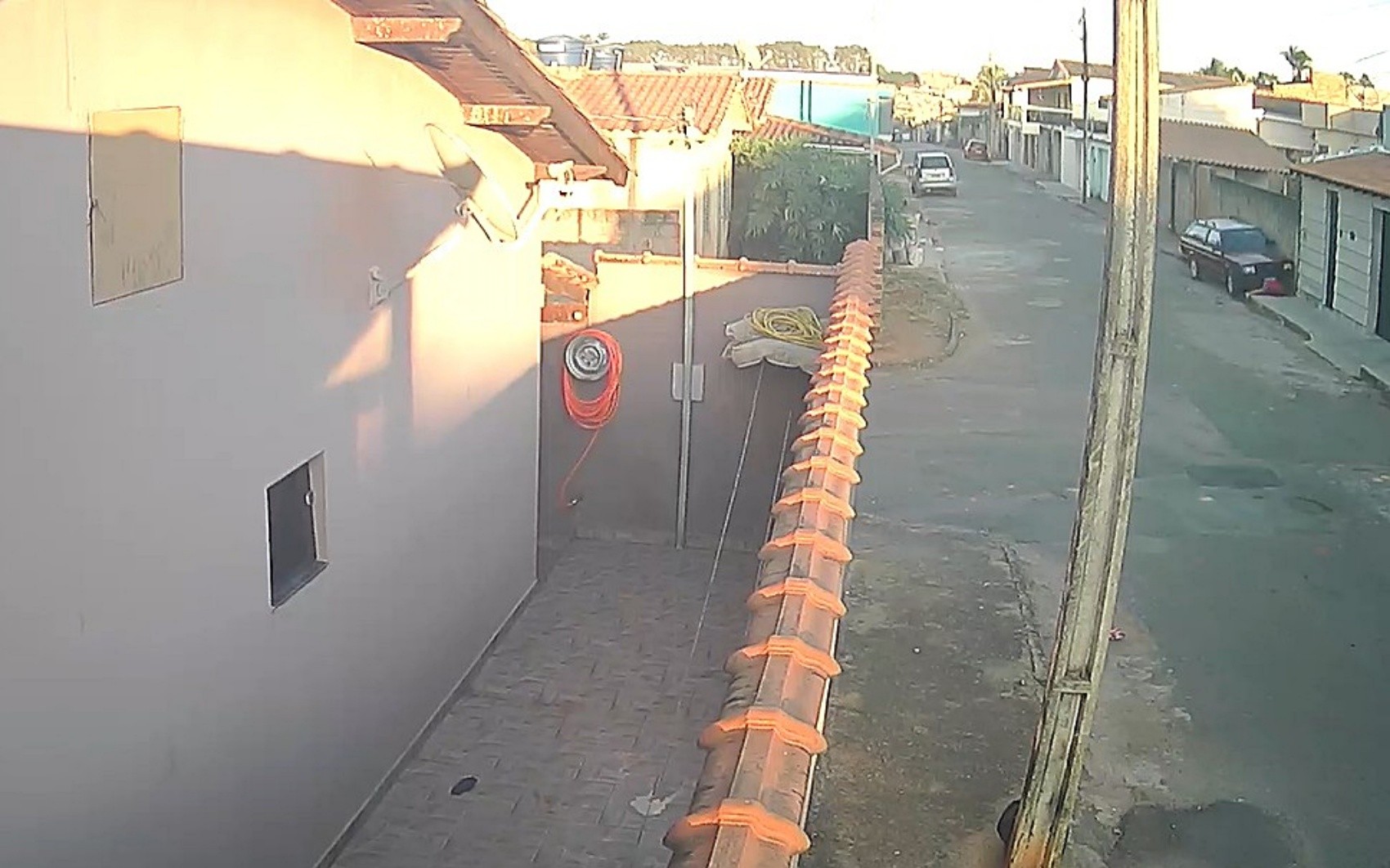 VÍDEO: Mãe e filho são atropelados por carro em calçada em MG