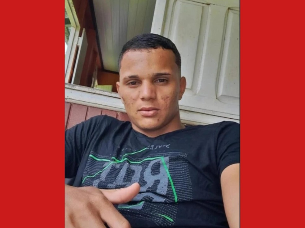 Diego Souza de Alencar, de 23 anos, morreu após a motocicleta que pilotava colidir com outra na tarde desse domingo (10) em Cruzeiro do Sul — Foto: Reprodução
