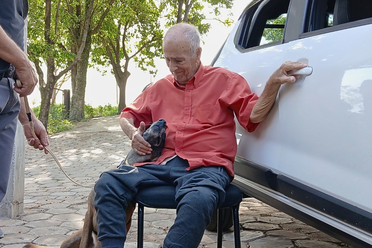 Após não conseguir ver Kira em cão terapia, idoso realiza sonho de conhecer cadela do Baep: ‘Vai transmitir energia e esperança’