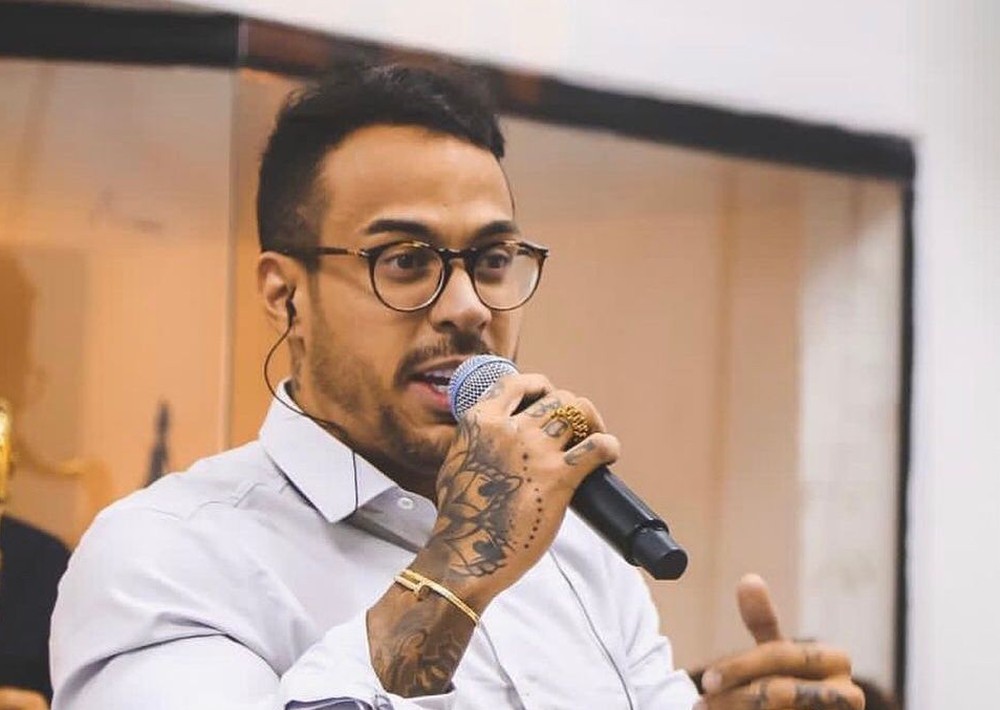 Ex-cantor gospel é preso após viajar para Dubai em lua de mel com mandado de prisão aberto, diz guarda