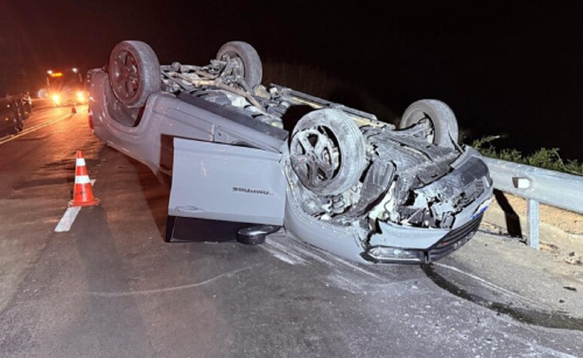 Carreta carregada de vidro tomba e atinge caminhonete com família na BR-116 