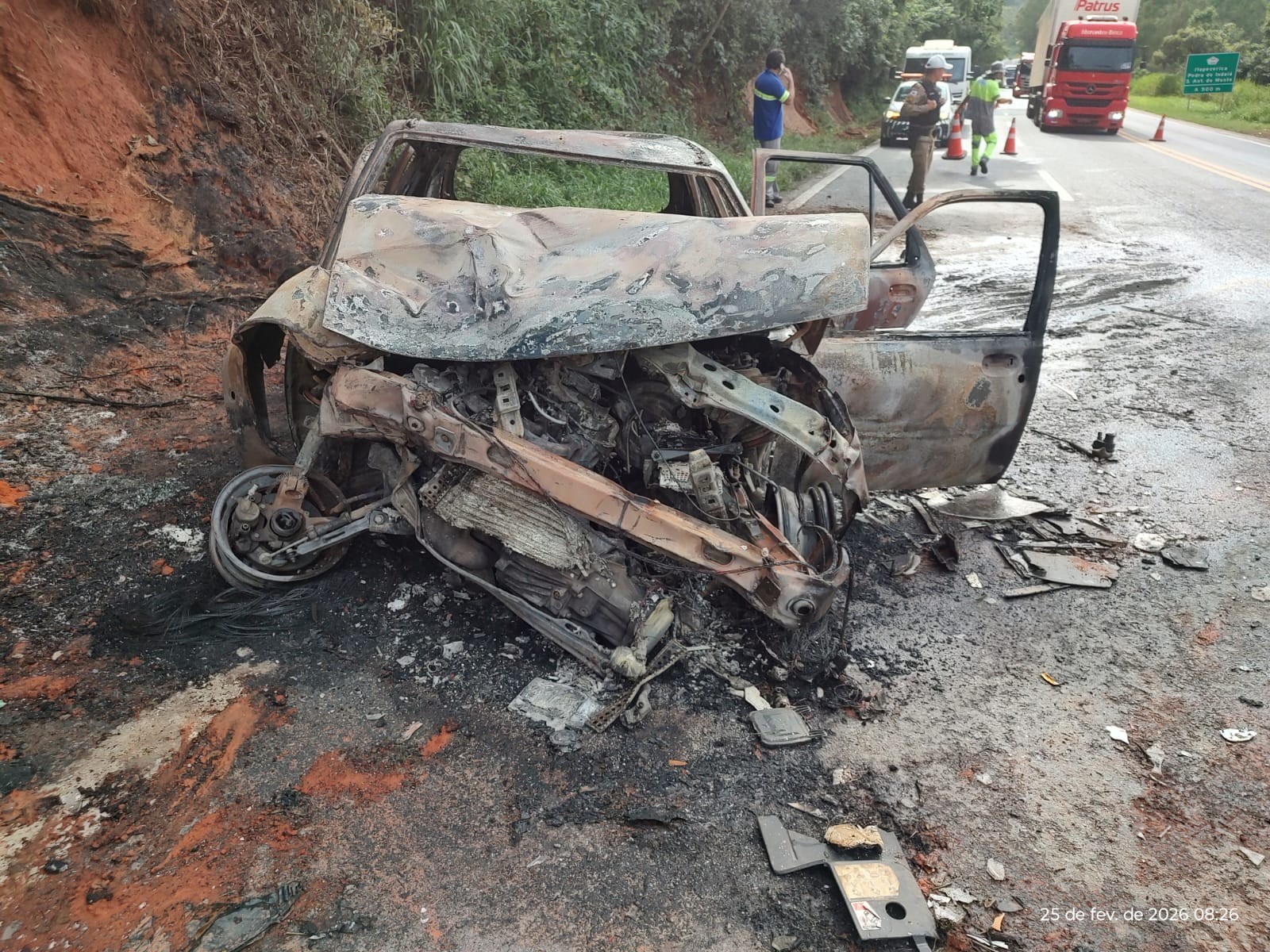 Policial e esposa ficam feridos após carro bater de frente com carreta e pegar fogo na MG-050