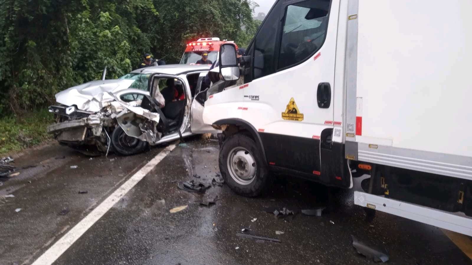 Acidente entre dois carros e um caminhão deixa duas pessoas gravemente feridas na Rio-Santos