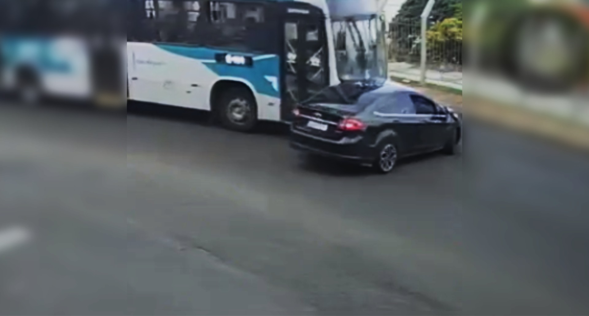 VÍDEO: Carro é arrastado por ônibus ao fazer conversão em Uberlândia; duas pessoas ficam feridas