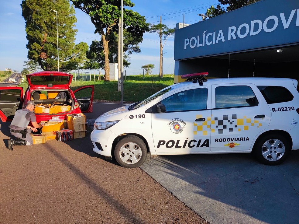 Carro com produtos de origem estrangeira e sem documentação fiscal é apreendido em Presidente Venceslau (SP) — Foto: Polícia Rodoviária
