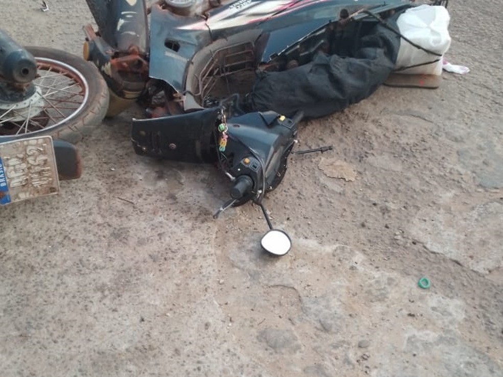 Moto ficou destruída após acidente — Foto: Redes sociais