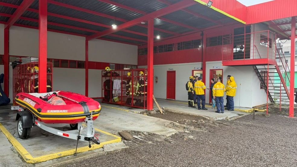 Quartel dos bombeiros organiza buscas por helicóptero que desapareceu — Foto: Júlia Venâncio/g1