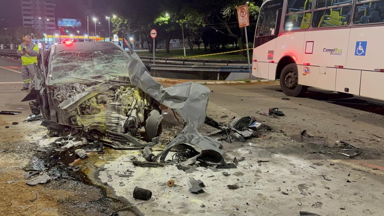 Duas pessoas morrem e uma fica ferida após carro bater em ônibus em Campinas; PM suspeita de racha