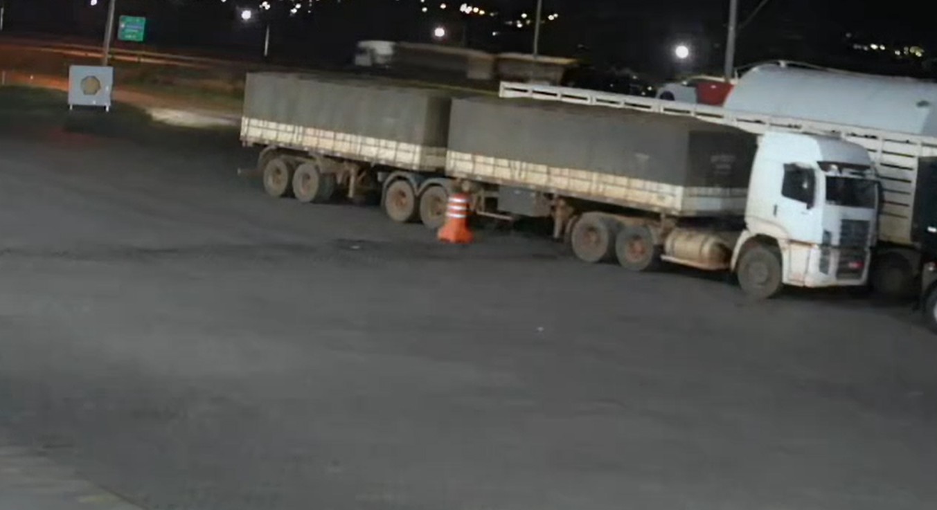 Carreta com 50 toneladas de soja é furtada após ser deixada para conserto em posto de Araguari