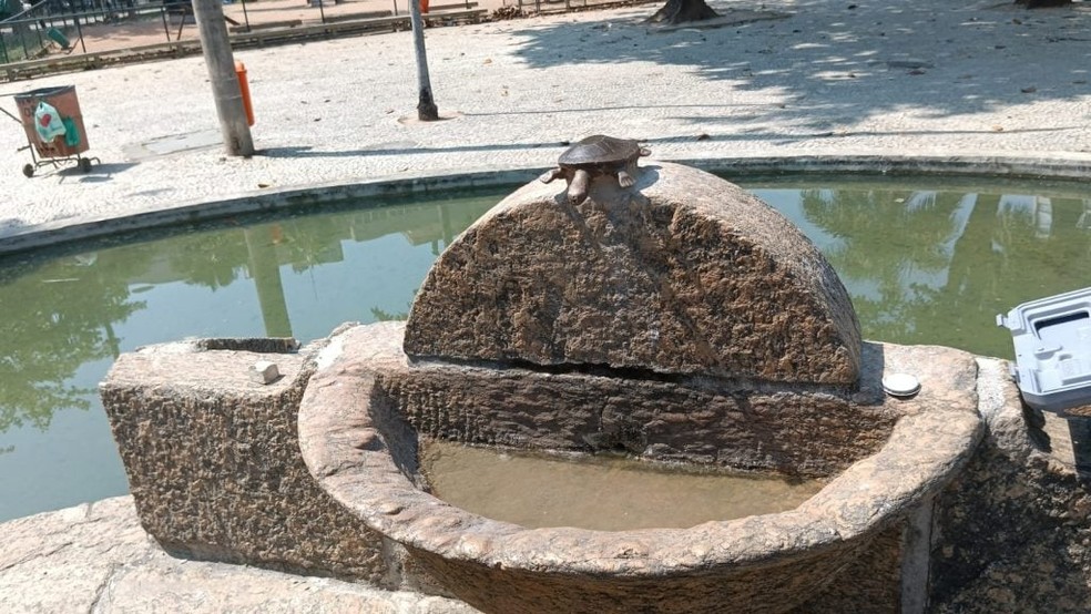 Tartaruga de bronze que foi furtada da praça. Ela foi reposta por uma substituta feita de resina. — Foto: Divulgação/Prefeitura do Rio