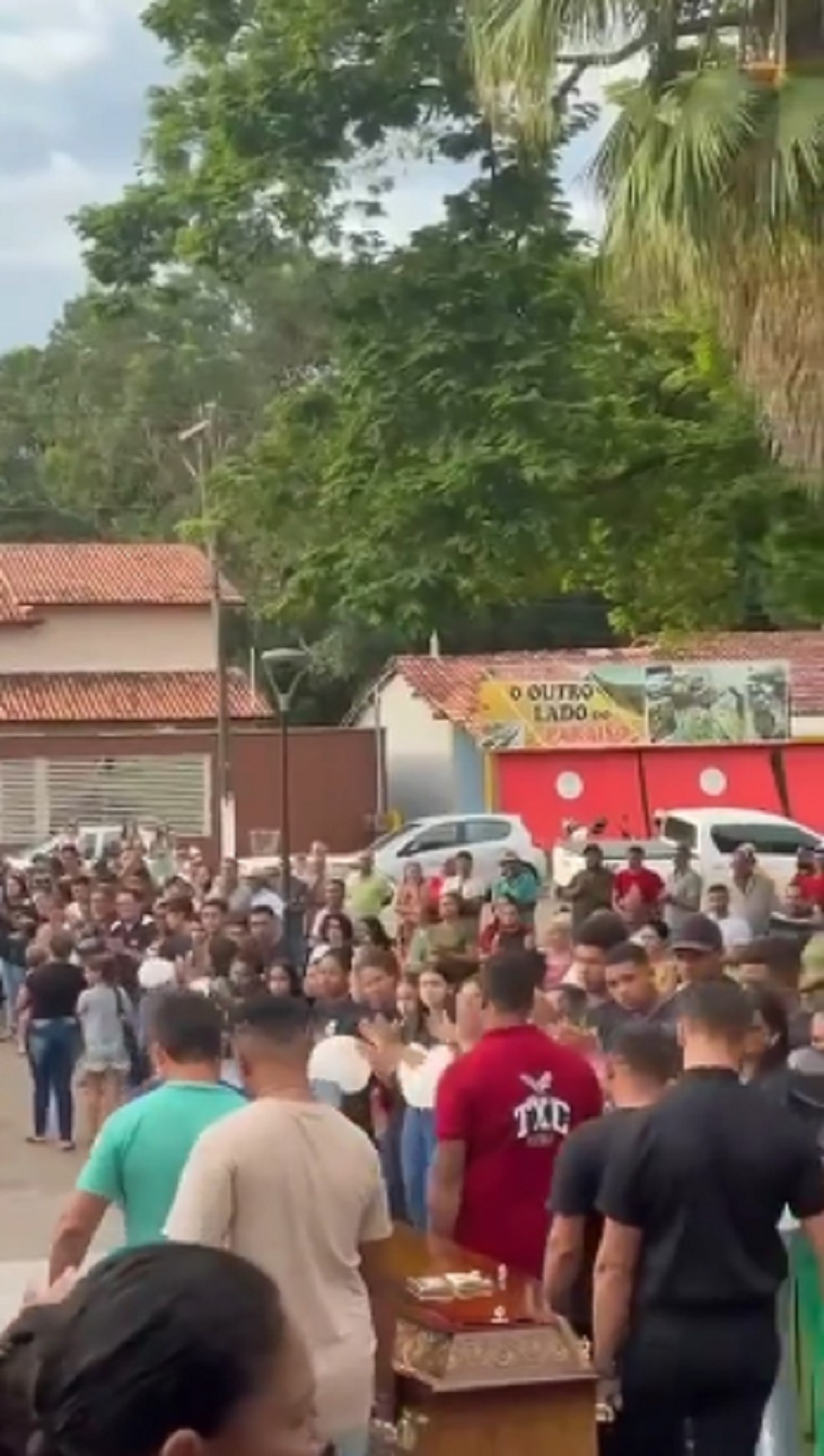 Centenas de pessoas acompanharam o cortejo do velório do influencer e professor Lucian Rufo, de 34 anos. — Foto: Reprodução/ Instagram Junior Sheshii
