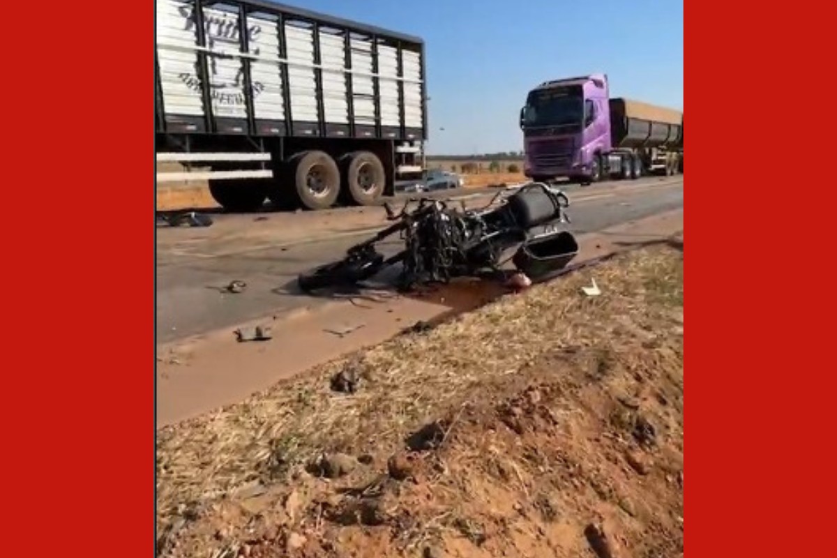 Duas pessoas morrem e outras 2 ficam feridas em acidente entre motos, carretas e carro na BR-163 em MT