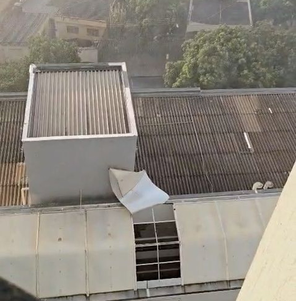 Destelhamento em prédio comercial no Bairro Tibery nesta terça-feira (30) — Foto: Daniela Nogueira/G1