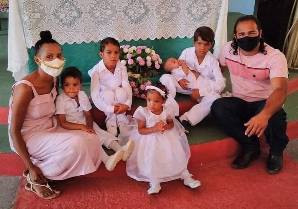 A família mora em um sítio no interior do Ceará. Na foto, estão Samara, o marido e os filhos. — Foto: Arquivo pessoal