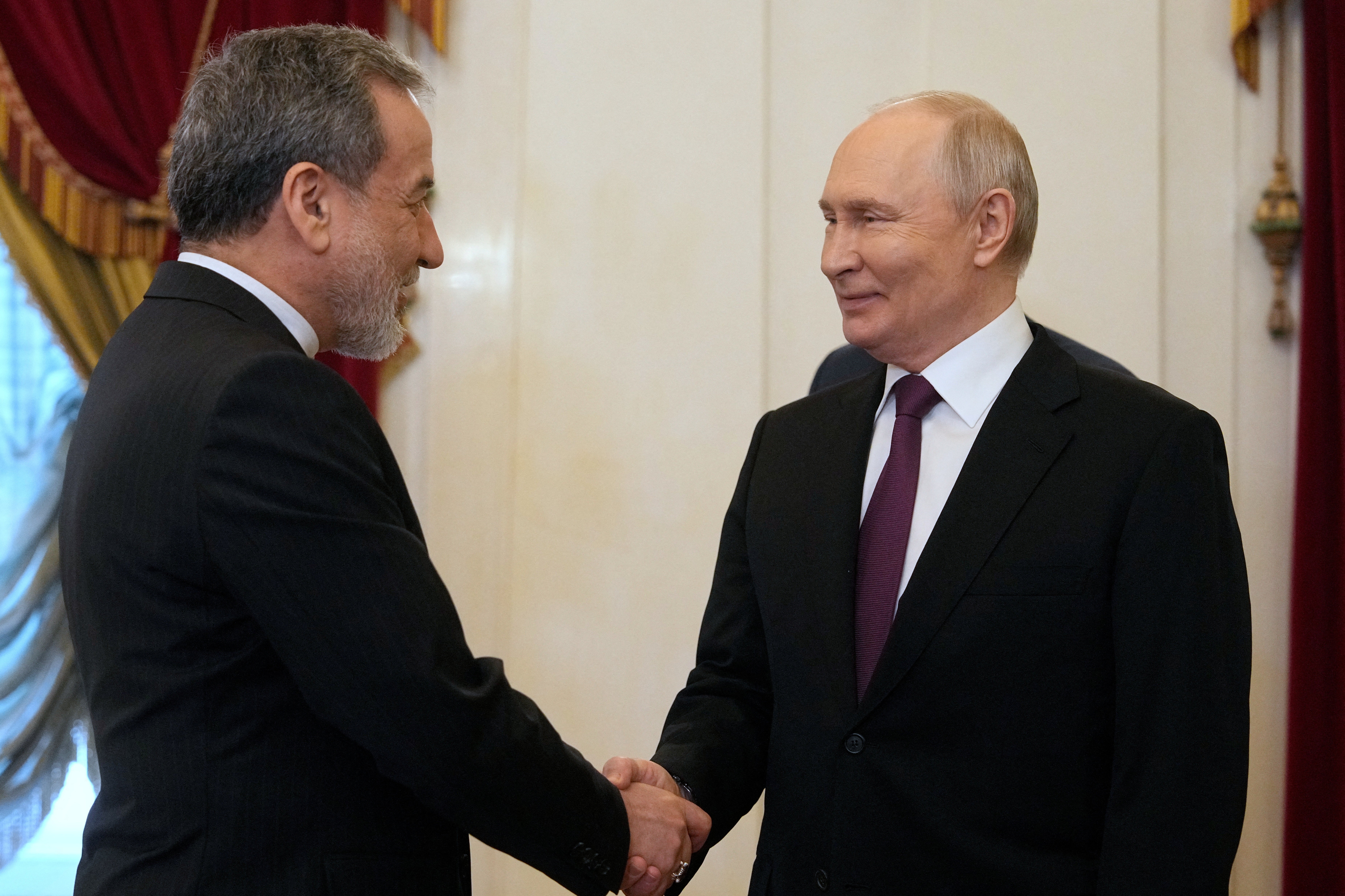 Putin diz que recebeu mensagem do líder supremo do Irã, afirma agência