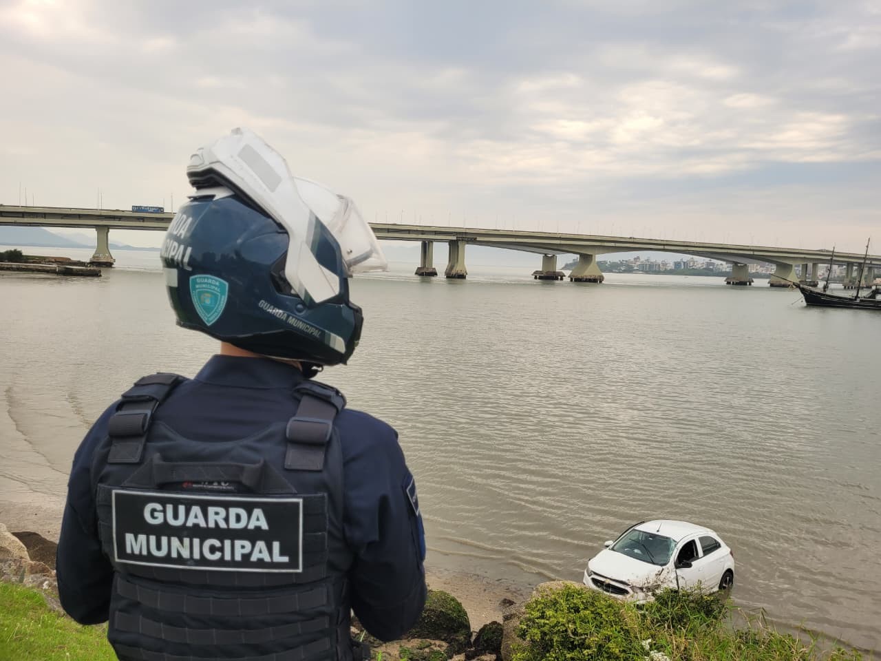 Motorista perde controle do carro, capota na Avenida Beira-Mar e veículo vai parar no mar de Florianópolis
