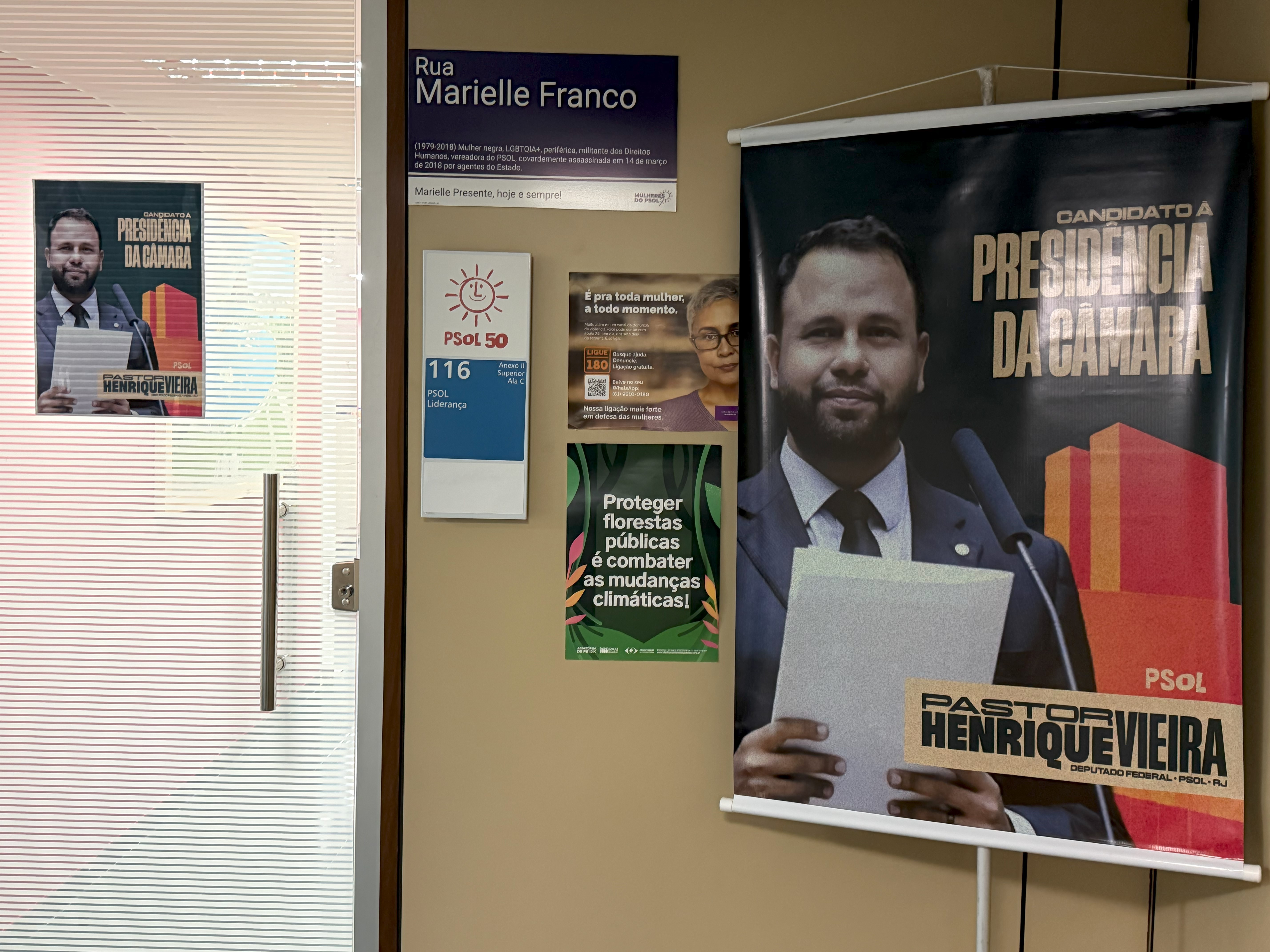 Materiais de campanha do deputado Pastor Henrique Vieira (PSOL-RJ) posicionados na entrada do gabinete da lideran�a do PSOL na C�mara � Foto: Kevin Lima/g1