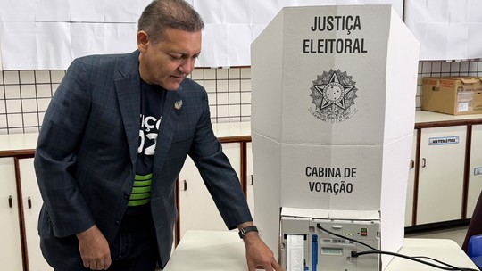 Presidente do TSE acompanha abertura de sessão e vota em Brasília