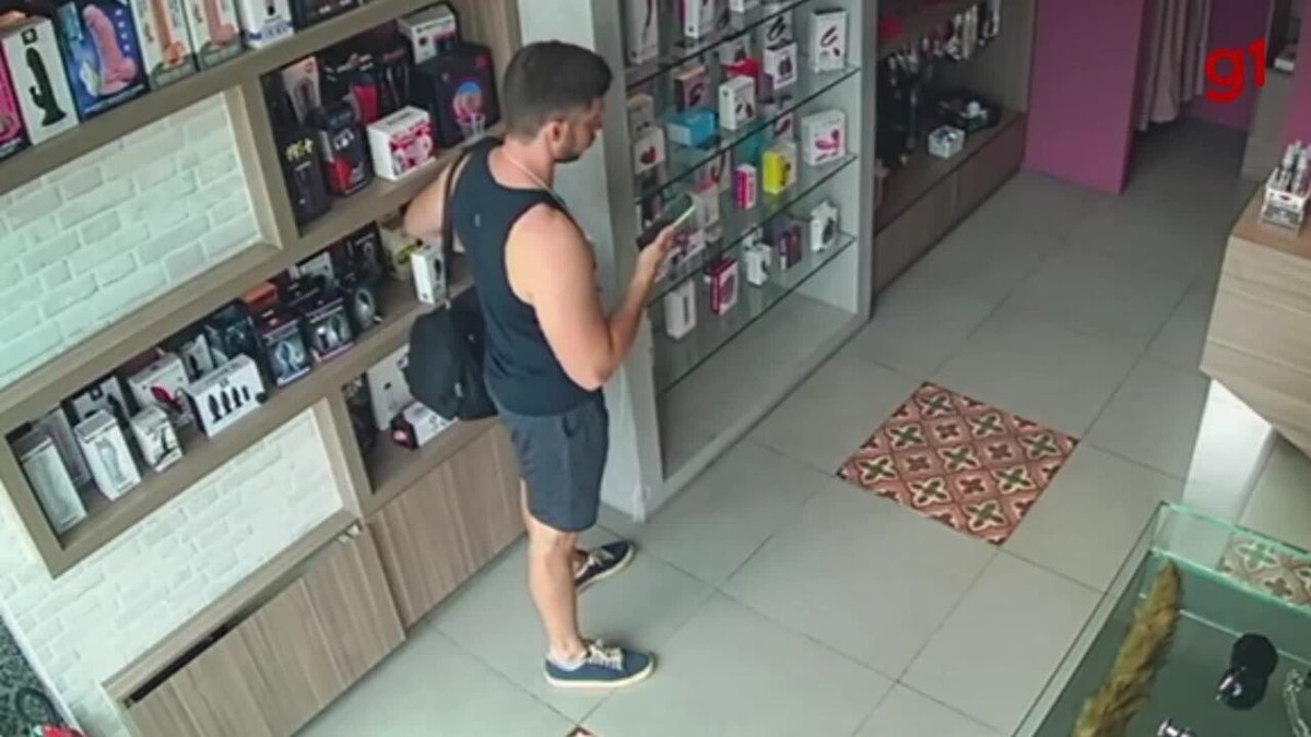 homem-flagrado-furtando-produtos-de-sex-shop-de-fortaleza-v-deo