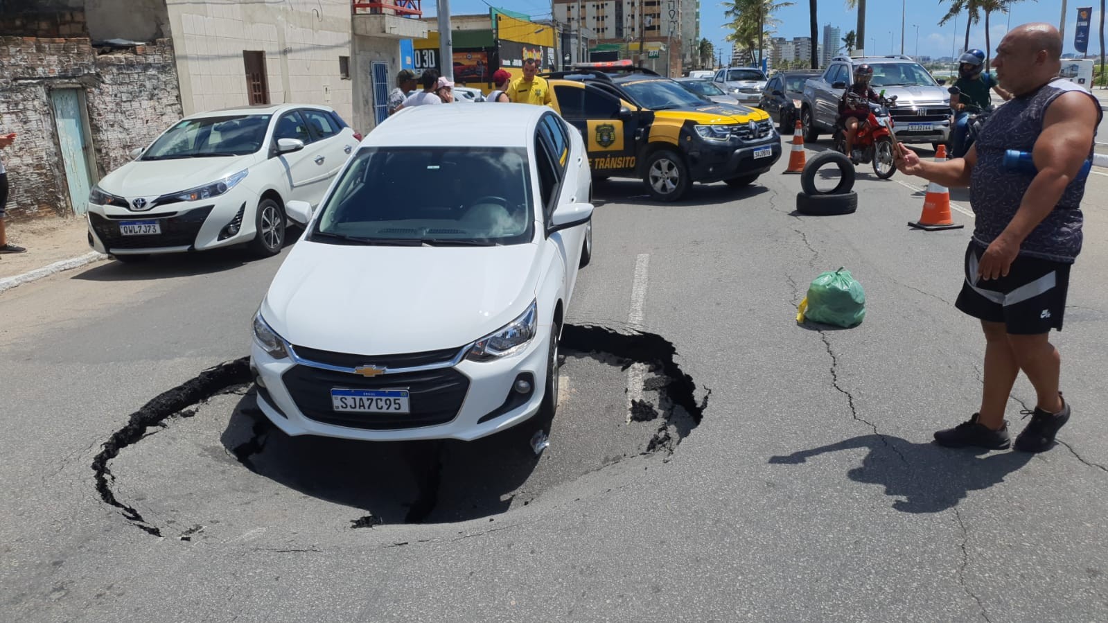 VÍDEO: Asfalto afunda, carro cai em buraco na pista e trânsito fica lento na Av. Assis Chateaubriand, em Maceió