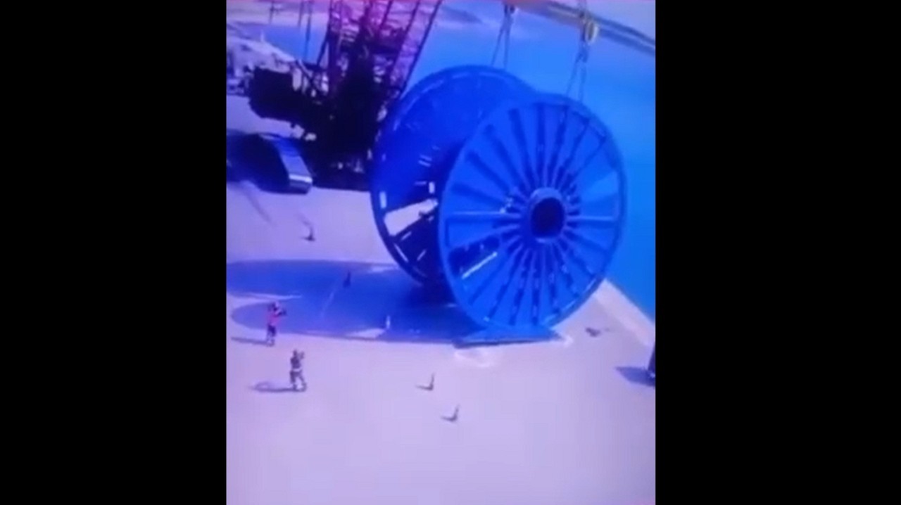 Vídeo mostra guindaste desabando e correria de funcionários para escapar da estrutura no Porto do Açu, no RJ