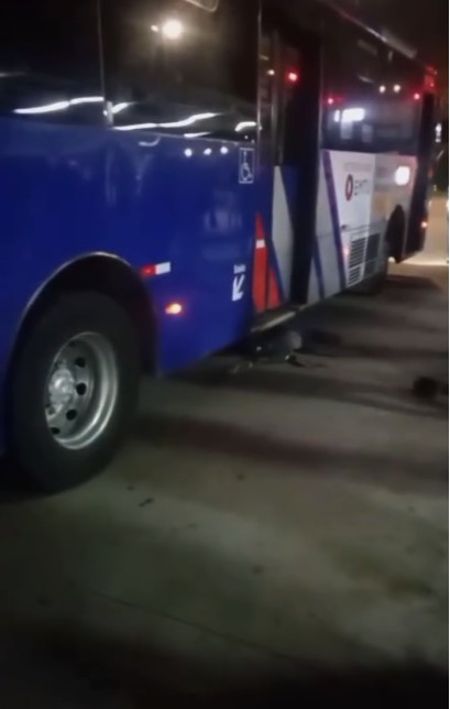 Dois ônibus causam acidentes nesta segunda na cidade de SP; um atropelou pedestre na Zona Sul, outro, atingiu imóveis na Leste