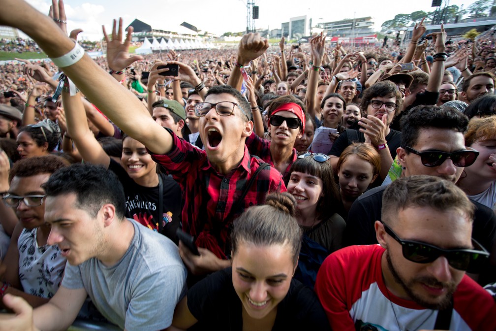 The Neighbourhood arrasta multidão e faz fãs chorarem no Lollapalooza