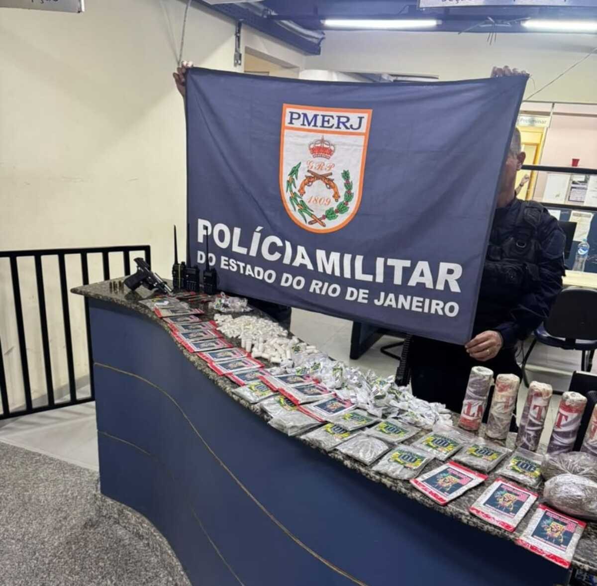Polícia Militar apreende drogas e arma em Angra dos Reis