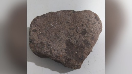 Homem leva pedrada durante briga por futebol em MG; vídeo mostra agressão