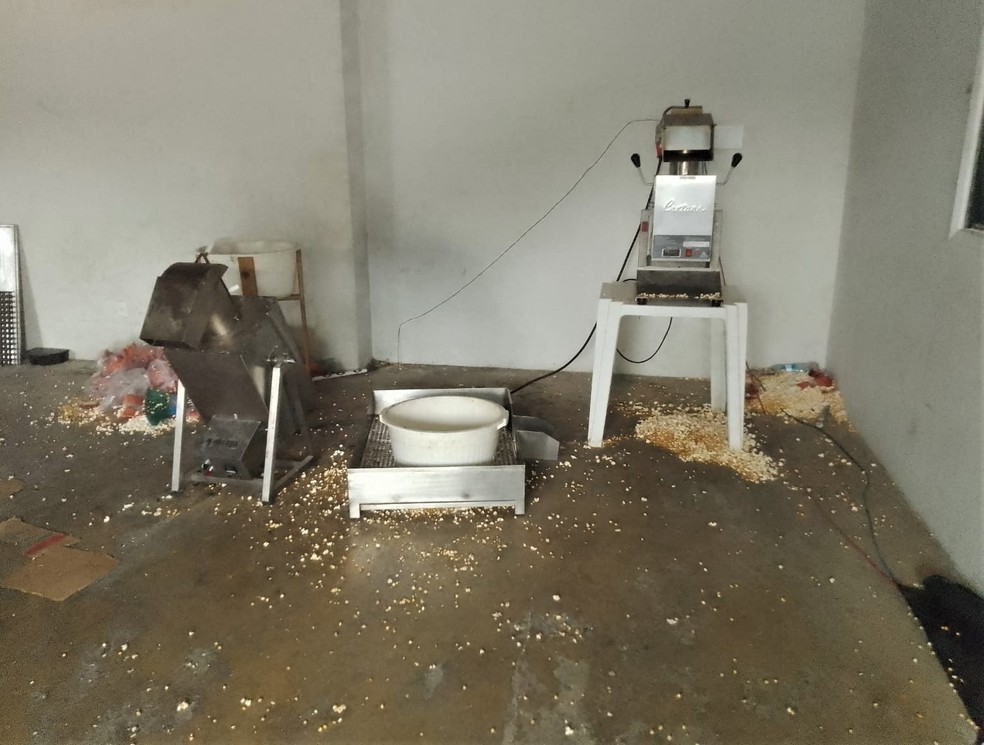 Fiscais flagraram pipocas no chão e equipamentos inadequados para o preparo — Foto: Visa