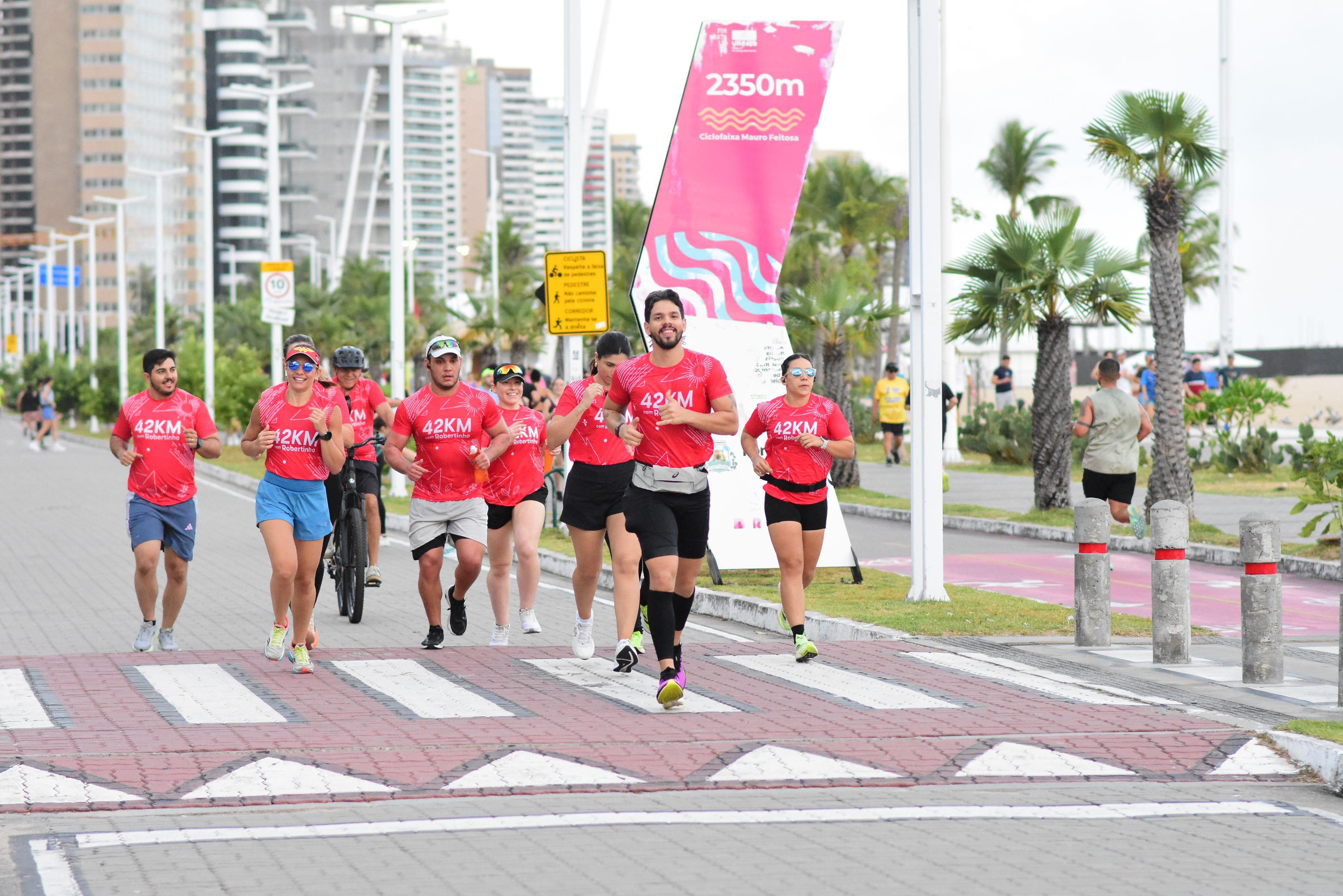 Cearense resolve correr a própria maratona e amigos se revezam para acompanhá-lo
