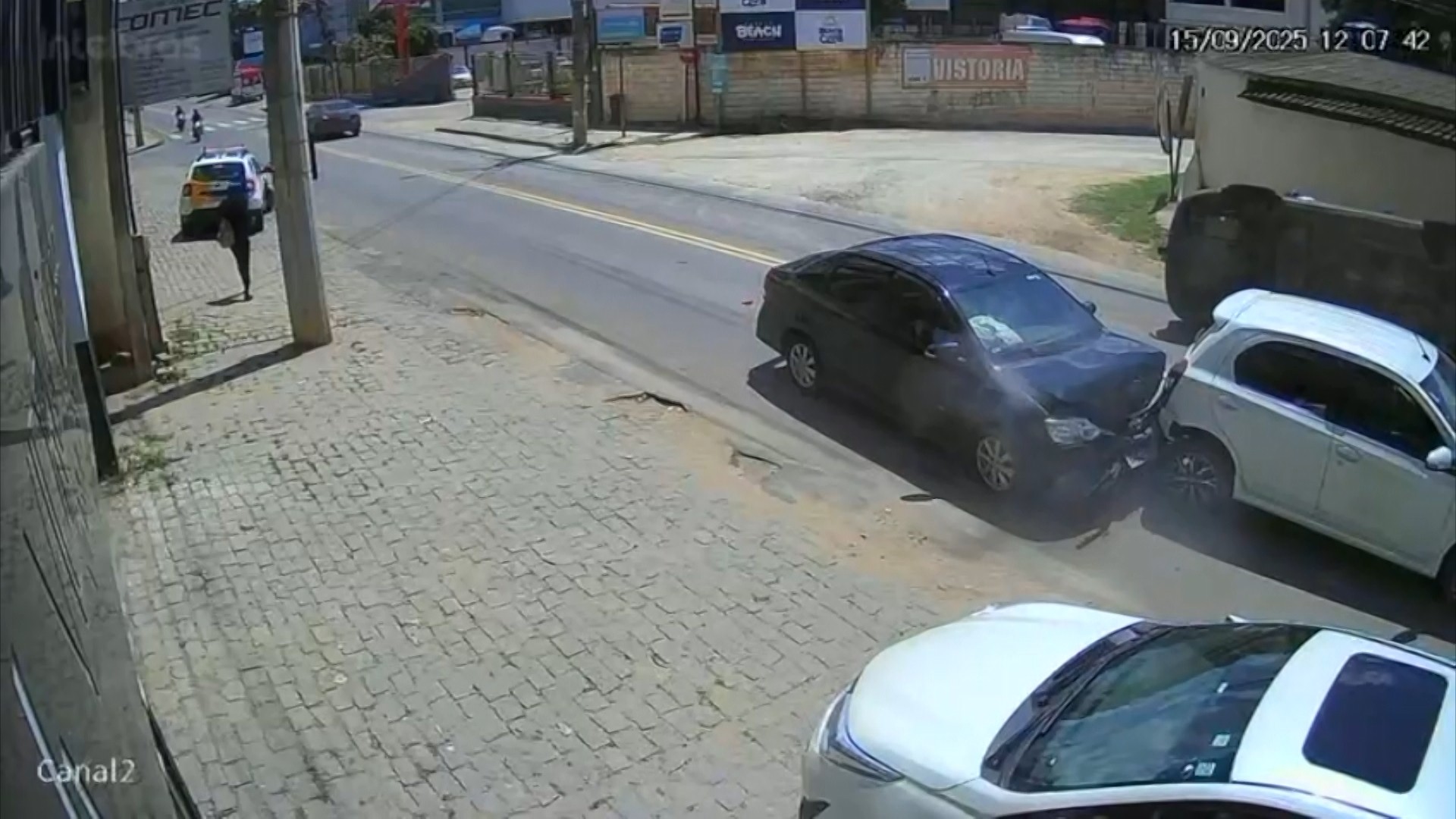 VÍDEO: carro tenta escapar de engavetamento, mas capota em rodovia no ES
