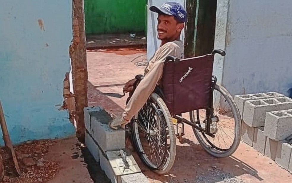 #Brasil: Pedreiro cadeirante viraliza com vídeos no trabalho