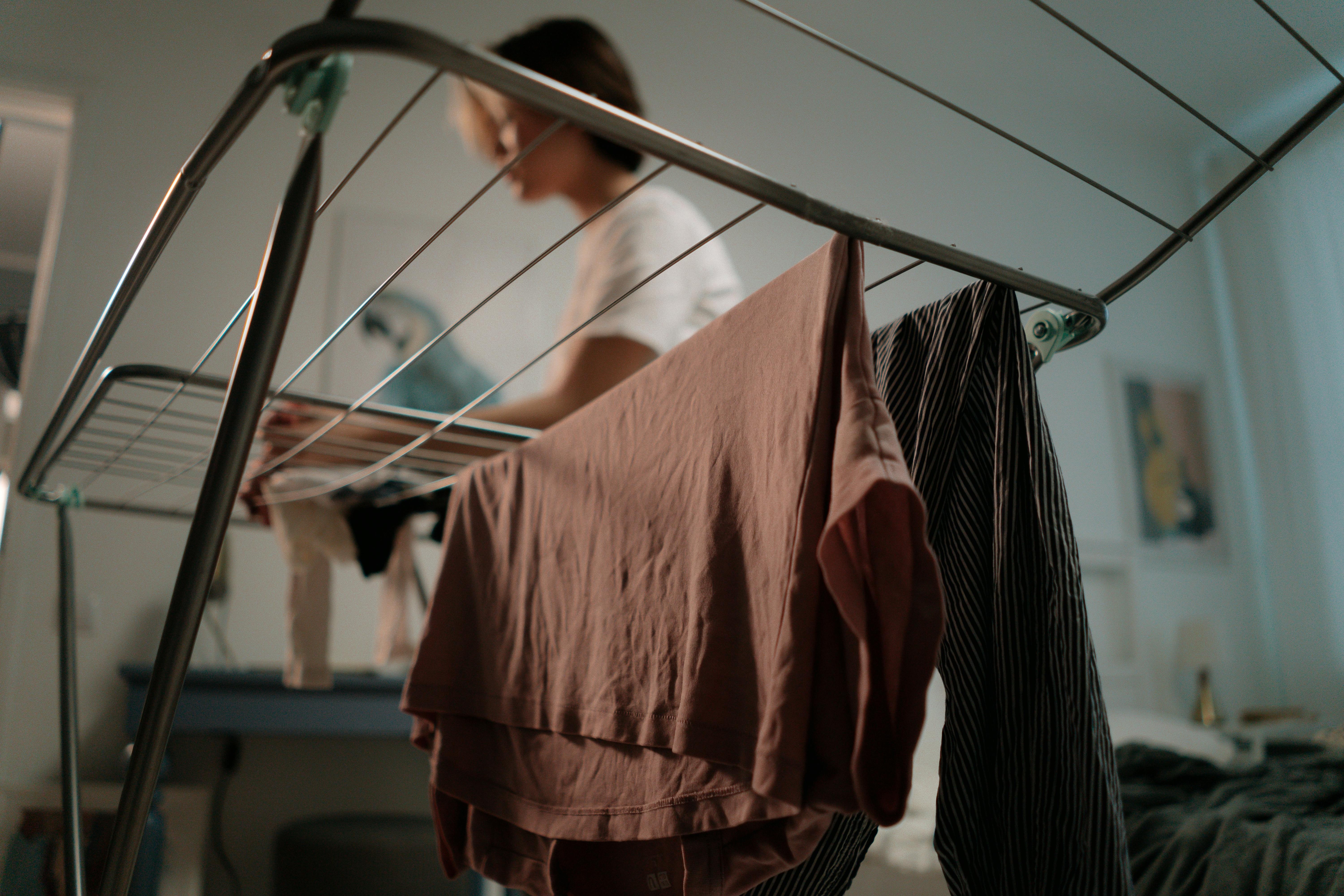 Como secar roupas em apartamentos pequenos (mesmo no frio)