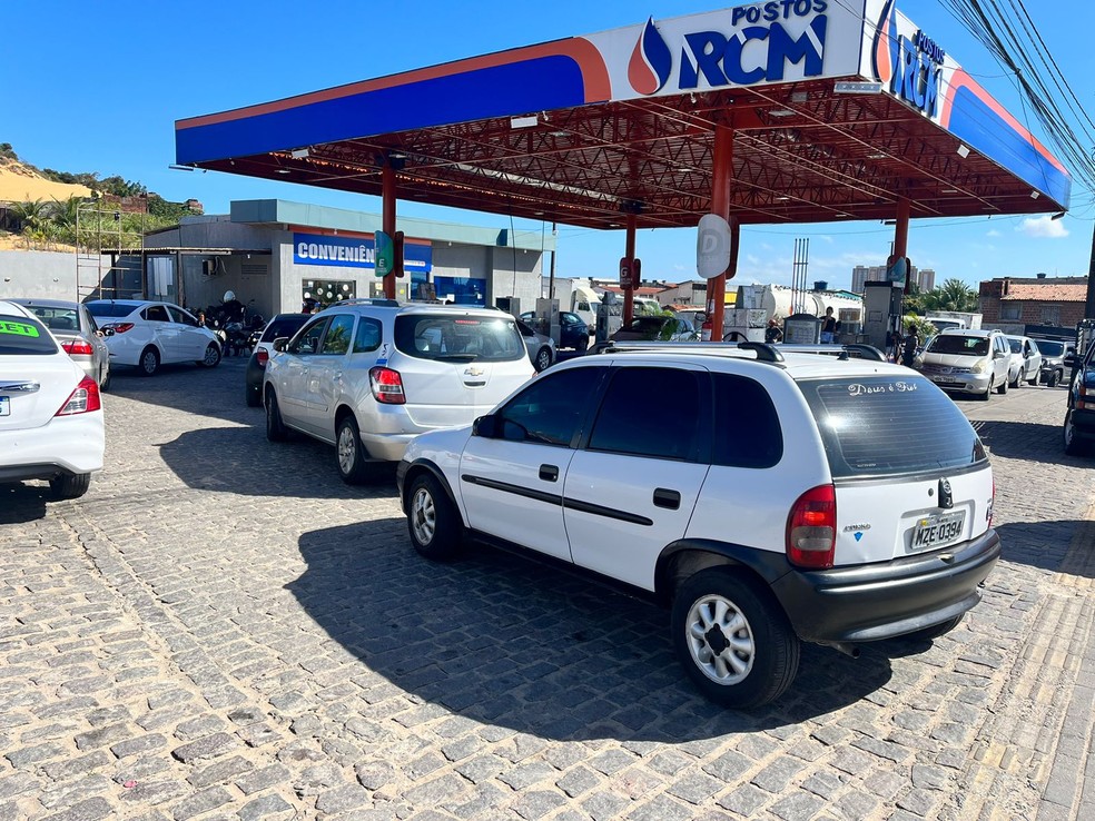 Motoristas fazem fila em posto com gasolina abaixo de R$ 6 em Natal — Foto: Vinícius Marinho/Inter TV Cabugi