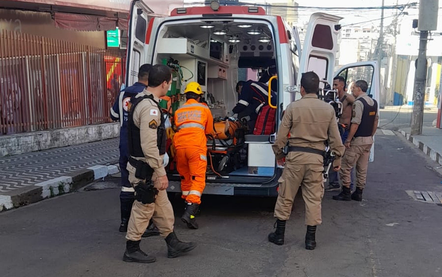 Jovem sofre descarga elétrica enquanto trabalhava em serviço de pintura em Passos, MG