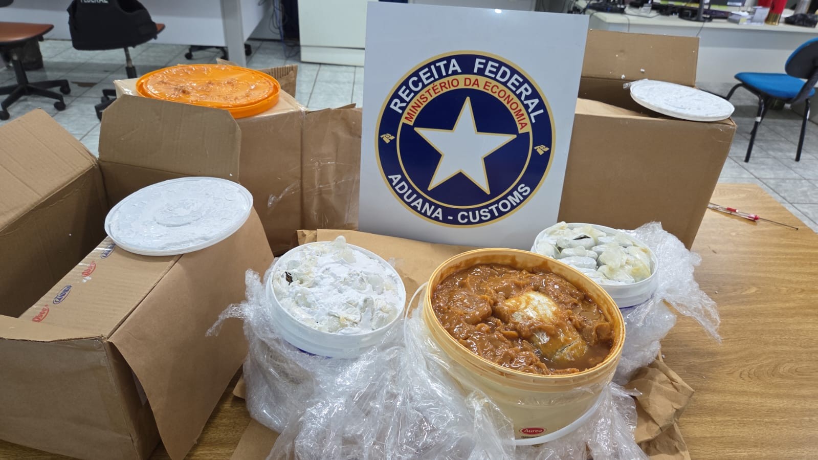 'Haxixe marroquino': droga é apreendida dentro de baldes de doce de leite em Cascavel