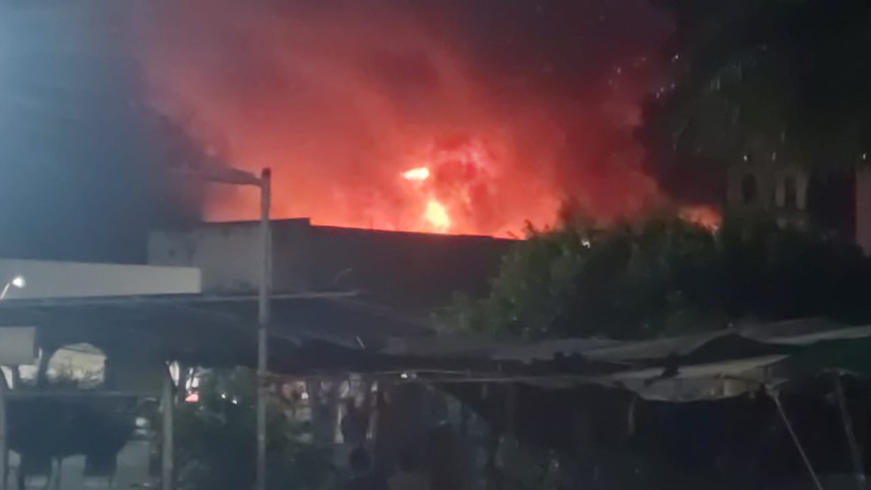 O incêndio atingiu lojas do bairro. — Foto: Reprodução
