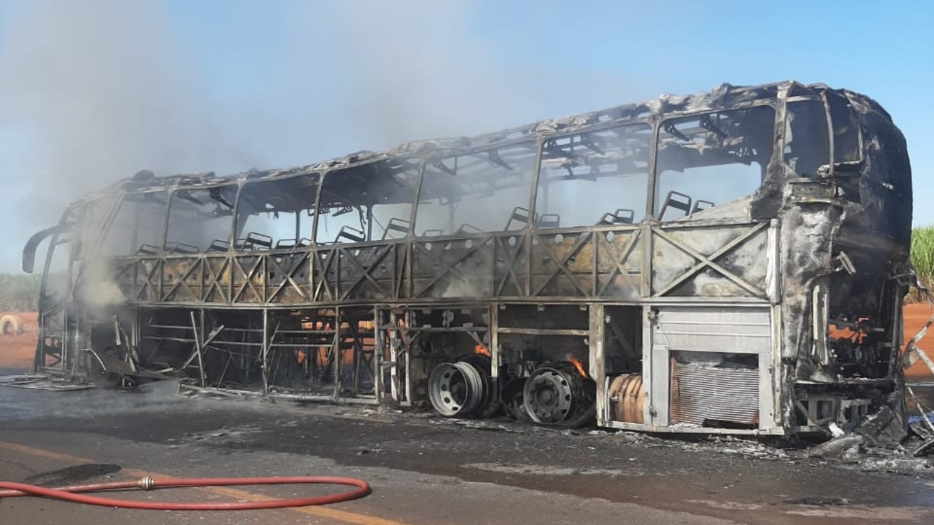 Ônibus com 23 passageiros é destruído por incêndio na MG-255 em Frutal; não houve feridos