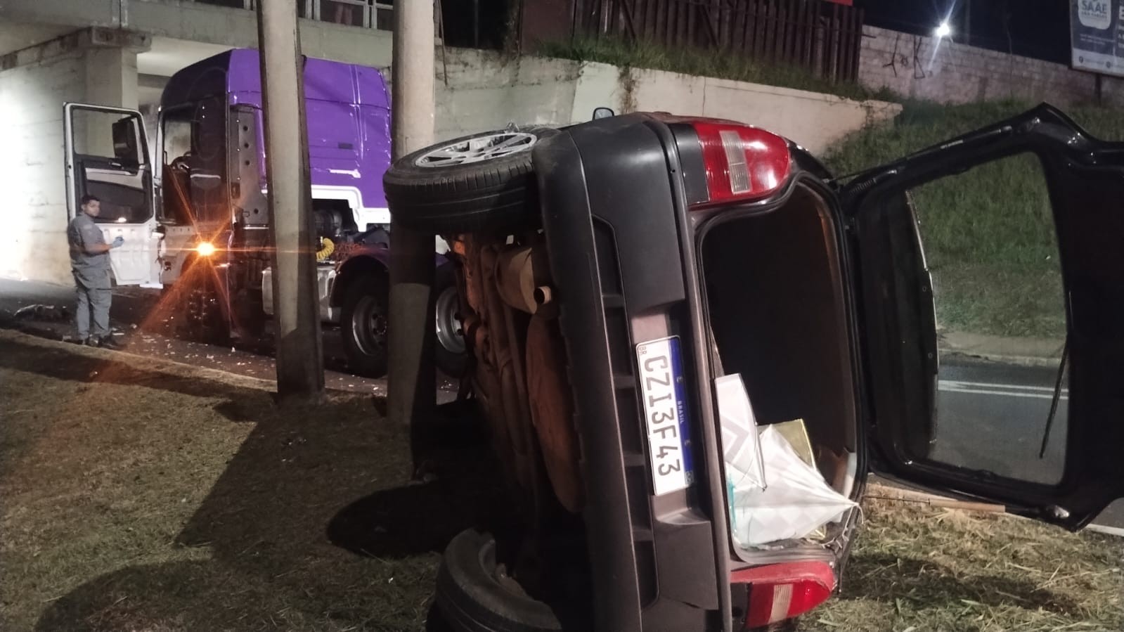 Carro capota em colisão com  caminhão no pontilhão da Praça Itália em São Carlos; FOTOS 