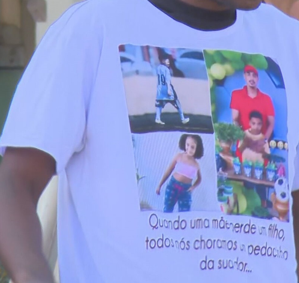Familiares vestiram camisa em homenagem às vítimas mortas na chacina — Foto: TV Globo/ Reprodução